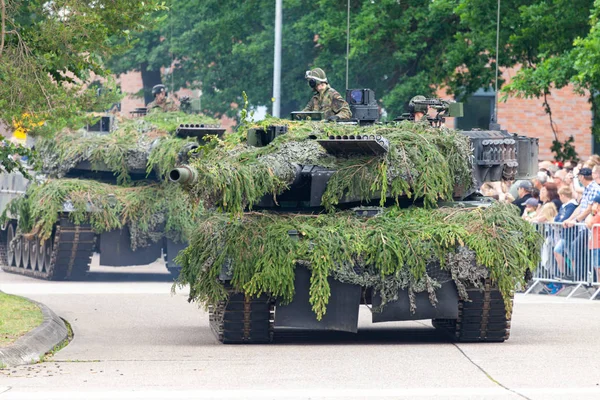 Augustdorf / Almanya - 15 Haziran 2019: Alman ana muharebe tankı Leopard 2a6, Bundeswehr 2019'un halka açık etkinliği Günü'nde taktik gösteriyapıyor.