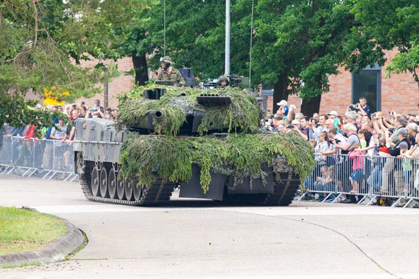 Augustdorf / Almanya - 15 Haziran 2019: Alman ana muharebe tankı Leopard 2a6, Bundeswehr 2019'un halka açık etkinliği Günü'nde taktik gösteriyapıyor.