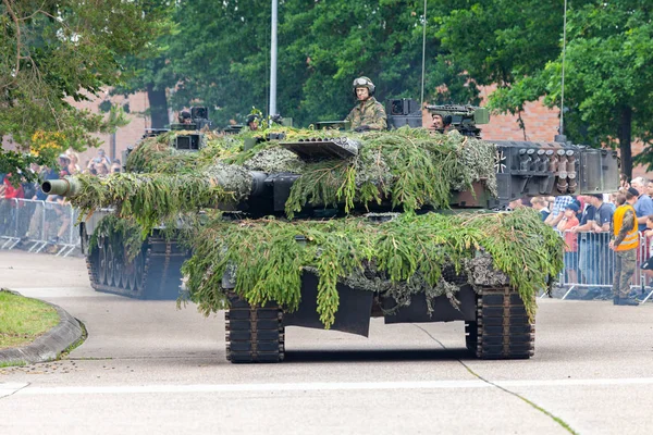 Augustdorf / Almanya - 15 Haziran 2019: Alman ana muharebe tankı Leopard 2a6, Bundeswehr 2019'un halka açık etkinliği Günü'nde taktik gösteriyapıyor.