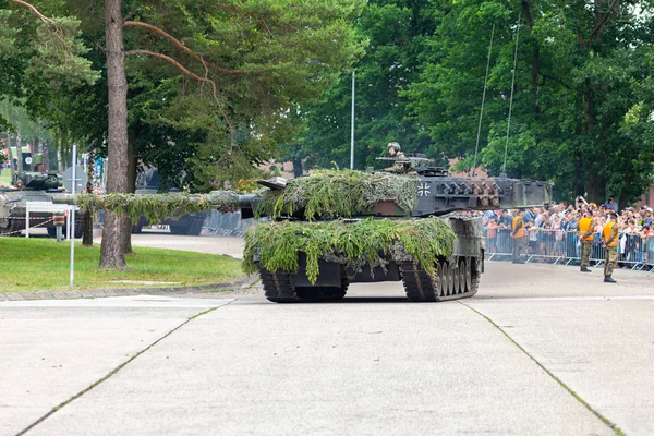 Augustdorf / Almanya - 15 Haziran 2019: Alman ana muharebe tankı Leopard 2a6, Bundeswehr 2019'un halka açık etkinliği Günü'nde taktik gösteriyapıyor.