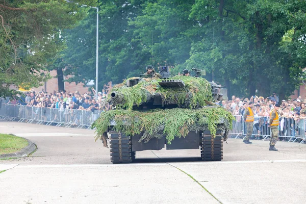 Augustdorf / Almanya - 15 Haziran 2019: Alman ana muharebe tankı Leopard 2a6, Bundeswehr 2019'un halka açık etkinliği Günü'nde taktik gösteriyapıyor.