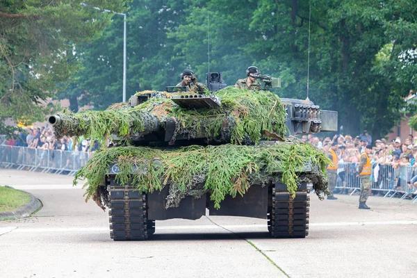Augustdorf / Almanya - 15 Haziran 2019: Alman ana muharebe tankı Leopard 2a6, Bundeswehr 2019'un halka açık etkinliği Günü'nde taktik gösteriyapıyor.