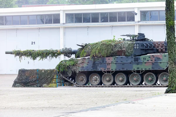 Augustdorf / Almanya - 15 Haziran 2019: Alman ana muharebe tankı Leopard 2a6, Bundeswehr 2019'un halka açık etkinliği Günü'nde taktik gösteriyapıyor.