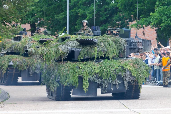 Augustdorf / Almanya - 15 Haziran 2019: Alman ana muharebe tankı Leopard 2a6, Bundeswehr 2019'un halka açık etkinliği Günü'nde taktik gösteriyapıyor.