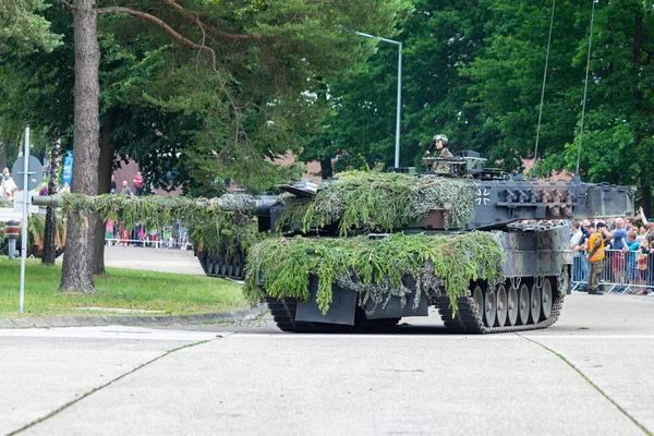 Augustdorf / Almanya - 15 Haziran 2019: Alman ana muharebe tankı Leopard 2a6, Bundeswehr 2019'un halka açık etkinliği Günü'nde taktik gösteriyapıyor.
