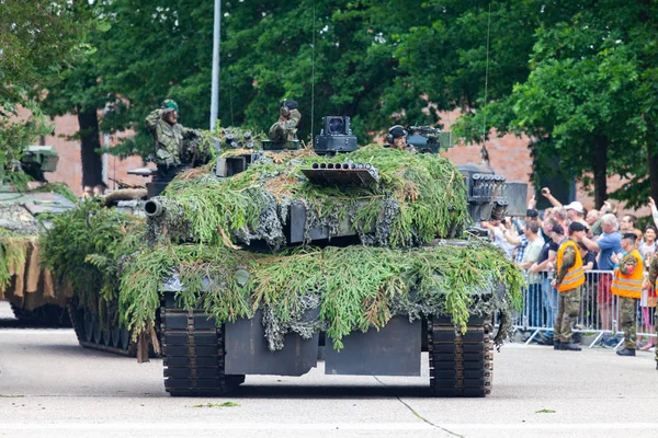 Augustdorf / Almanya - 15 Haziran 2019: Alman ana muharebe tankı Leopard 2a6, Bundeswehr 2019'un halka açık etkinliği Günü'nde taktik gösteriyapıyor.