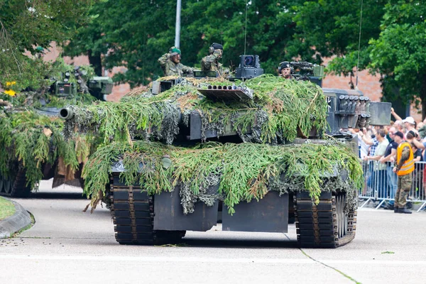 Augustdorf / Almanya - 15 Haziran 2019: Alman ana muharebe tankı Leopard 2a6, Bundeswehr 2019'un halka açık etkinliği Günü'nde taktik gösteriyapıyor.