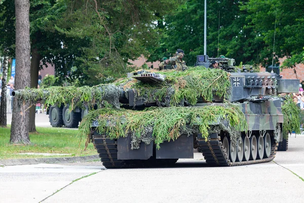 Augustdorf / Almanya - 15 Haziran 2019: Alman ana muharebe tankı Leopard 2a6, Bundeswehr 2019'un halka açık etkinliği Günü'nde taktik gösteriyapıyor.