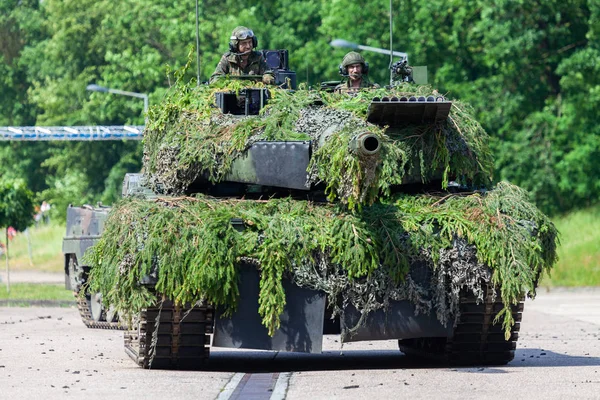 Augustdorf / Almanya - 15 Haziran 2019: Alman ana muharebe tankı Leopard 2a6, Bundeswehr 2019'un halka açık etkinliği Günü'nde taktik gösteriyapıyor.