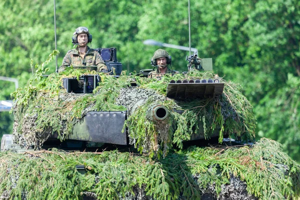 Augustdorf / Almanya - 15 Haziran 2019: Alman ana muharebe tankı Leopard 2a6, Bundeswehr 2019'un halka açık etkinliği Günü'nde taktik gösteriyapıyor.