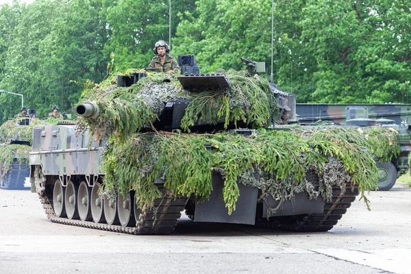Augustdorf / Almanya - 15 Haziran 2019: Alman ana muharebe tankı Leopard 2a6, Bundeswehr 2019'un halka açık etkinliği Günü'nde taktik gösteriyapıyor.