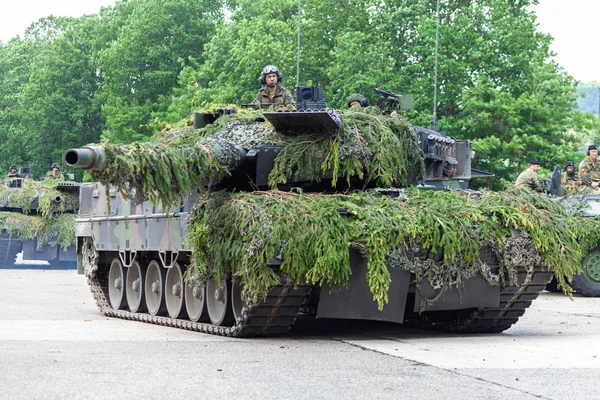 Augustdorf / Almanya - 15 Haziran 2019: Alman ana muharebe tankı Leopard 2a6, Bundeswehr 2019'un halka açık etkinliği Günü'nde taktik gösteriyapıyor.