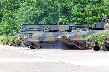 Alman piyade araç sürücüleri bir sokakta kavga