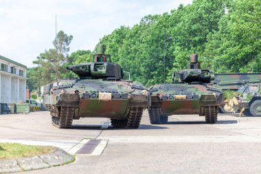 Alman piyade araç sürücüleri bir sokakta kavga