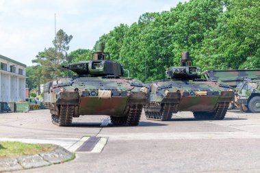 Alman piyade araç sürücüleri bir sokakta kavga