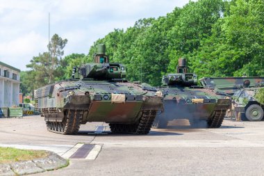 Alman piyade araç sürücüleri bir sokakta kavga