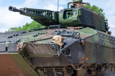 Alman piyade araç sürücüleri bir sokakta kavga