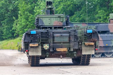 Alman piyade araç sürücüleri bir sokakta kavga