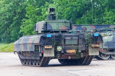 Alman piyade araç sürücüleri bir sokakta kavga