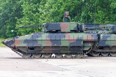 Alman piyade araç sürücüleri bir sokakta kavga