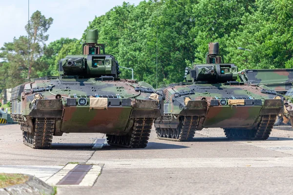 Deutsches Infanterie Kampffahrzeug Fährt Auf Eine Straße — Stockfoto