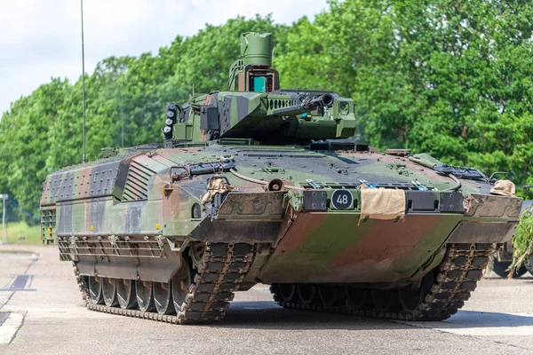 Alman piyade araç sürücüleri bir sokakta kavga