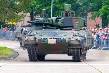 Augustdorf / Almanya - 15 Haziran 2019: Alman piyade savaş aracı Puma, Bundeswehr 2019'un halka açık etkinliği Günü'nde taktik gösteriye katıldı.