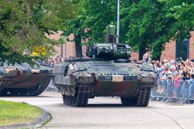 Augustdorf / Almanya - 15 Haziran 2019: Alman piyade savaş aracı Puma, Bundeswehr 2019'un halka açık etkinliği Günü'nde taktik gösteriye katıldı.