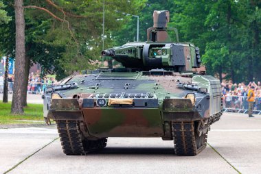 Augustdorf / Almanya - 15 Haziran 2019: Alman piyade savaş aracı Puma, Bundeswehr 2019'un halka açık etkinliği Günü'nde taktik gösteriye katıldı.