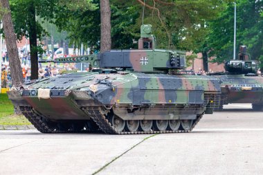 Augustdorf / Almanya - 15 Haziran 2019: Alman piyade savaş aracı Puma, Bundeswehr 2019'un halka açık etkinliği Günü'nde taktik gösteriye katıldı.