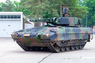 Augustdorf / Almanya - 15 Haziran 2019: Alman piyade savaş aracı Puma, Bundeswehr 2019'un halka açık etkinliği Günü'nde taktik gösteriye katıldı.