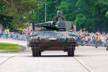 Augustdorf / Almanya - 15 Haziran 2019: Alman piyade savaş aracı Puma, Bundeswehr 2019'un halka açık etkinliği Günü'nde taktik gösteriye katıldı.