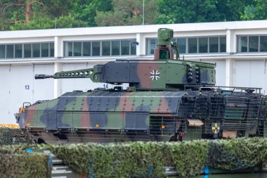 Augustdorf / Almanya - 15 Haziran 2019: Alman piyade savaş aracı Puma, Bundeswehr 2019'un halka açık etkinliği Günü'nde taktik gösteriye katıldı.