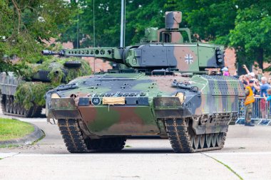 Augustdorf / Almanya - 15 Haziran 2019: Alman piyade savaş aracı Puma, Bundeswehr 2019'un halka açık etkinliği Günü'nde taktik gösteriye katıldı.
