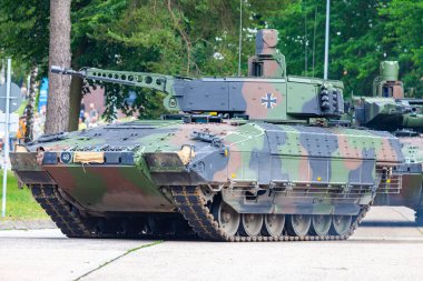Augustdorf / Almanya - 15 Haziran 2019: Alman piyade savaş aracı Puma, Bundeswehr 2019'un halka açık etkinliği Günü'nde taktik gösteriye katıldı.