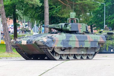 Augustdorf / Almanya - 15 Haziran 2019: Alman piyade savaş aracı Puma, Bundeswehr 2019'un halka açık etkinliği Günü'nde taktik gösteriye katıldı.