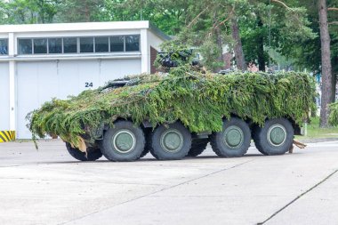 Augustdorf / Almanya - 15 Haziran 2019: Alman zırhlı savaş aracı Gtk Boxer, Bundeswehr 2019'un halka açık etkinliği Günü'nde taktik gösteriyapıyor.