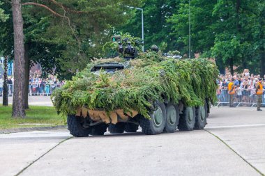 Augustdorf / Almanya - 15 Haziran 2019: Alman zırhlı savaş aracı Gtk Boxer, Bundeswehr 2019'un halka açık etkinliği Günü'nde taktik gösteriyapıyor.
