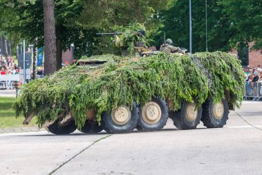 Augustdorf / Almanya - 15 Haziran 2019: Alman zırhlı savaş aracı Gtk Boxer, Bundeswehr 2019'un halka açık etkinliği Günü'nde taktik gösteriyapıyor.