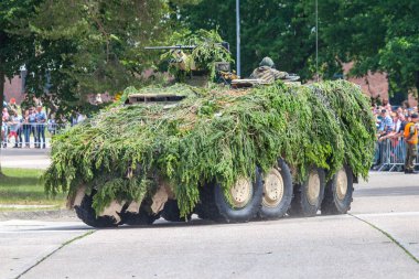 Augustdorf / Almanya - 15 Haziran 2019: Alman zırhlı savaş aracı Gtk Boxer, Bundeswehr 2019'un halka açık etkinliği Günü'nde taktik gösteriyapıyor.