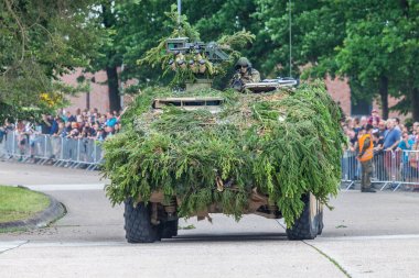 Augustdorf / Almanya - 15 Haziran 2019: Alman zırhlı savaş aracı Gtk Boxer, Bundeswehr 2019'un halka açık etkinliği Günü'nde taktik gösteriyapıyor.