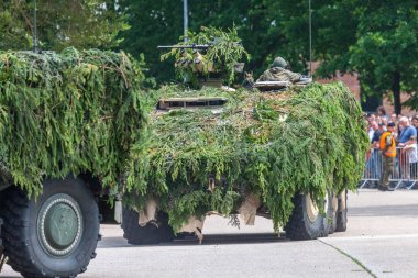 Augustdorf / Almanya - 15 Haziran 2019: Alman zırhlı savaş aracı Gtk Boxer, Bundeswehr 2019'un halka açık etkinliği Günü'nde taktik gösteriyapıyor.