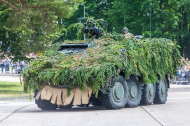 Augustdorf / Almanya - 15 Haziran 2019: Alman zırhlı savaş aracı Gtk Boxer, Bundeswehr 2019'un halka açık etkinliği Günü'nde taktik gösteriyapıyor.