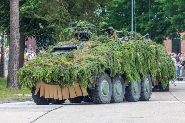 Augustdorf / Almanya - 15 Haziran 2019: Alman zırhlı savaş aracı Gtk Boxer, Bundeswehr 2019'un halka açık etkinliği Günü'nde taktik gösteriyapıyor.