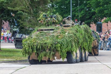 Augustdorf / Almanya - 15 Haziran 2019: Alman zırhlı savaş aracı Gtk Boxer, Bundeswehr 2019'un halka açık etkinliği Günü'nde taktik gösteriyapıyor.