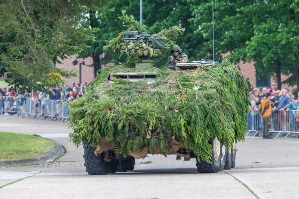 Augustdorf / Almanya - 15 Haziran 2019: Alman zırhlı savaş aracı Gtk Boxer, Bundeswehr 2019'un halka açık etkinliği Günü'nde taktik gösteriyapıyor.