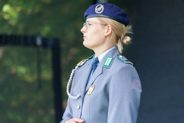 Agosto Alemanha Junho 2019 Soldada Alemã Uniforme Vestido Completo Caminha — Fotografia de Stock