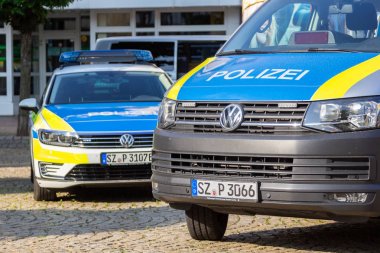 Peine / Almanya - 22 Haziran 2019: Alman polis arabaları peine üniforma günü, halka açık bir olay duruyor. Polizei polis için Almanca kelime.