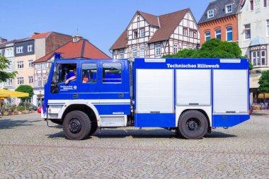 Peine / Almanya - 22 Haziran 2019: Alman teknik acil servis kamyonları, üniforma günü olan halka açık etkinlikte duruyor. Technisches Hilfswerk, Thw teknik acil servis anlamına gelir.
