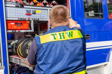 Peine / Almanya - 22 Haziran 2019: Bir erkekten yelek alman teknik acil servis tabelası. Thw, Technisches Hilfswerk teknik acil servis anlamına gelir.